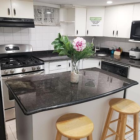 Tidy Private Rooms With Full Kitchen Торонто Екстериор снимка