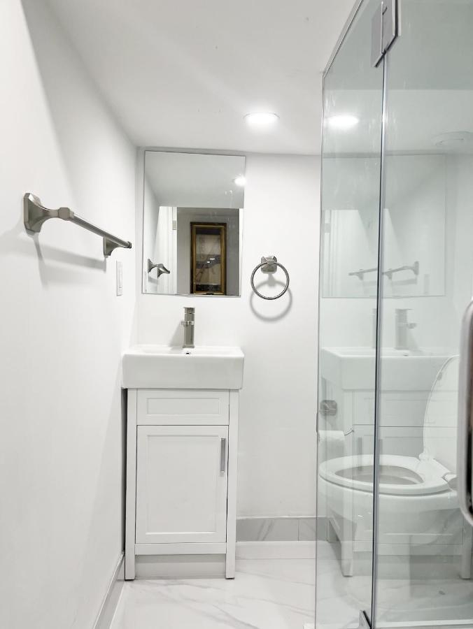 Tidy Private Rooms With Full Kitchen Торонто Екстериор снимка